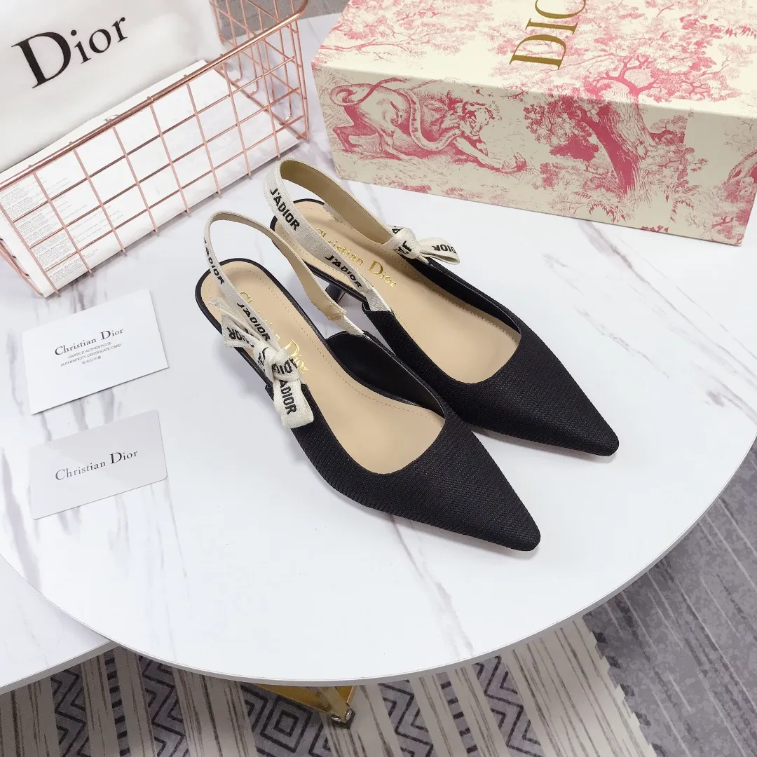 👟👟Ex-factory price 480👟👟 Women's shoes, women's clothing, special material👟👟Ex-factory price 400👠👠✨ ✨ Dior's popular sandals are new🔥 🔥 The same style of the year's most popular Internet celebrities and celebrities💁 💁. The fabric is imported; calf patent leather (special material), the lining and feet are made of calf leather lining🐑. Original molded heel, heel height 10Cm 6.5cm💘 flat bottom 1.5cm, original molded metal outsole with five-pointed star LOGO mark✨. Original bow, 💅 Italian leather outsole. 👄💋 Full set of packaging (clamshell box, cloth bag, card, invoice, one-to-one wrapping paper) 34 40 41 customized